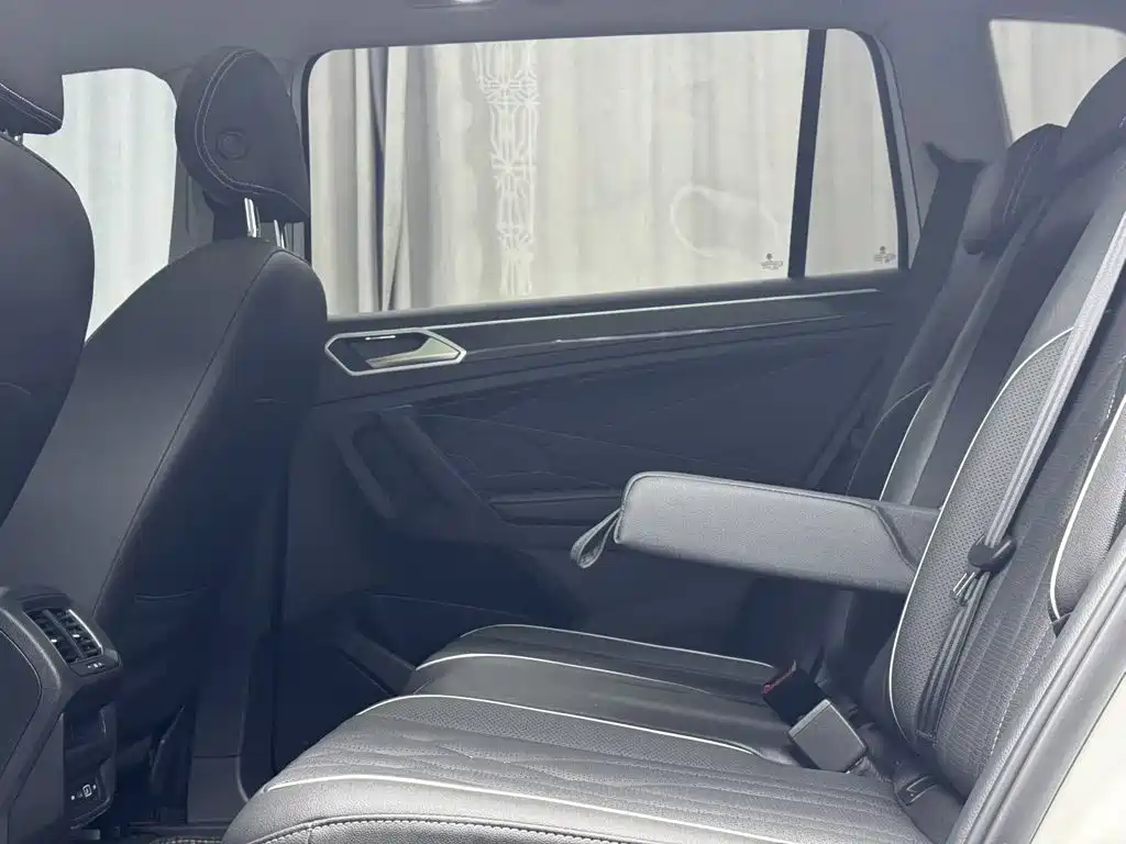 Volkswagen Tiguan L 2023 — фото 8
