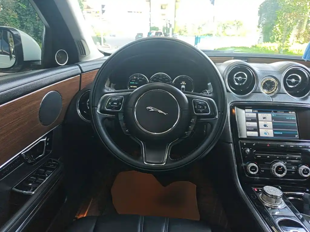 Jaguar XJ 2014 — фото 11