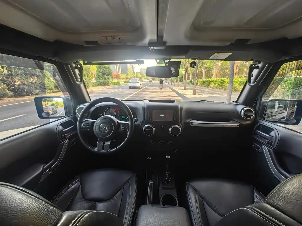 Jeep Wrangler 2017 — фото 10
