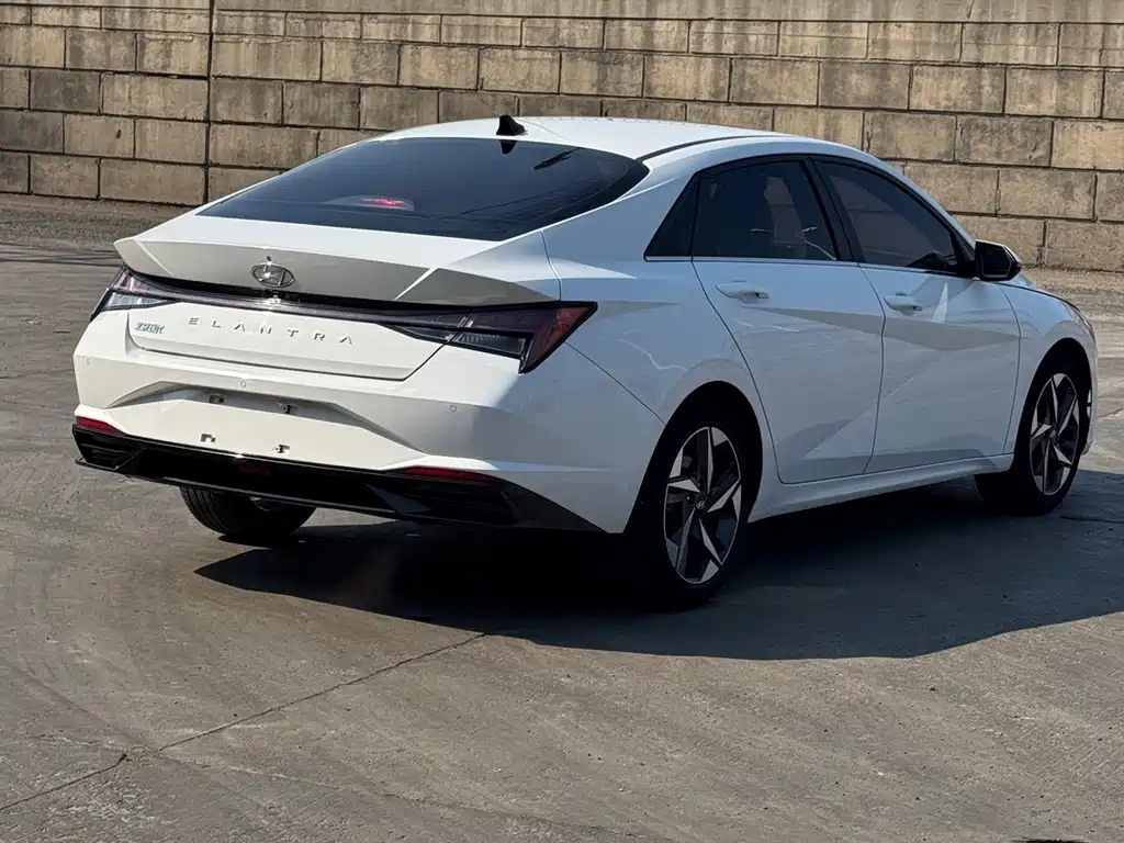 Hyundai Elantra 2022 — фото 4