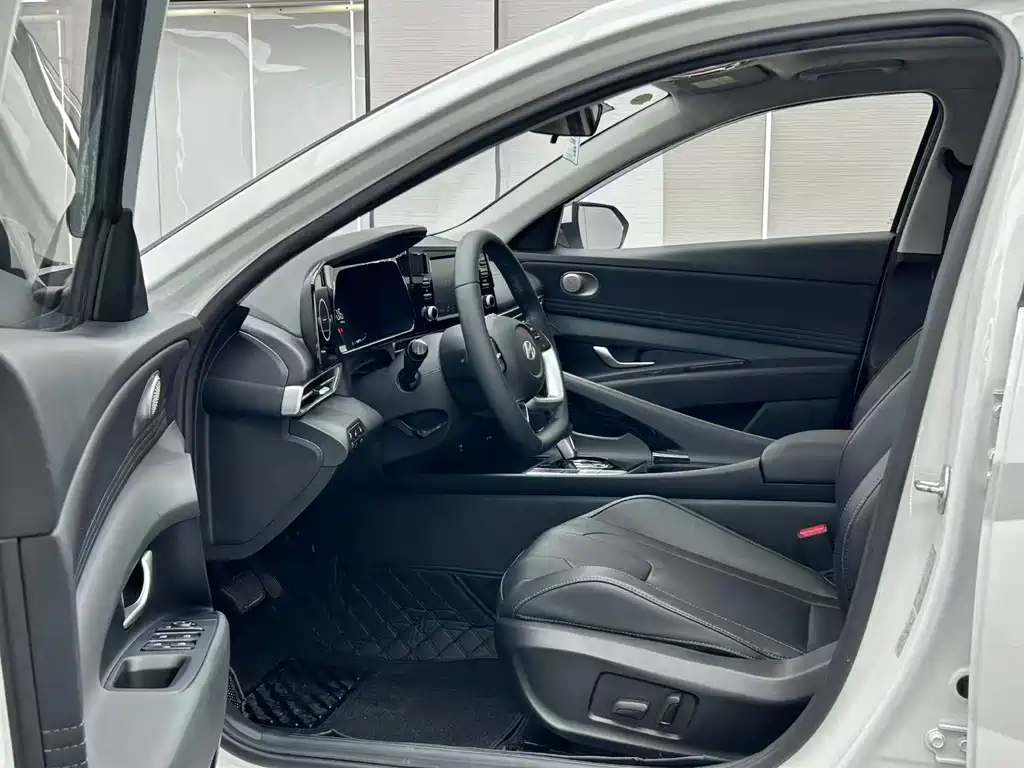 Hyundai Elantra 2023 — фото 9