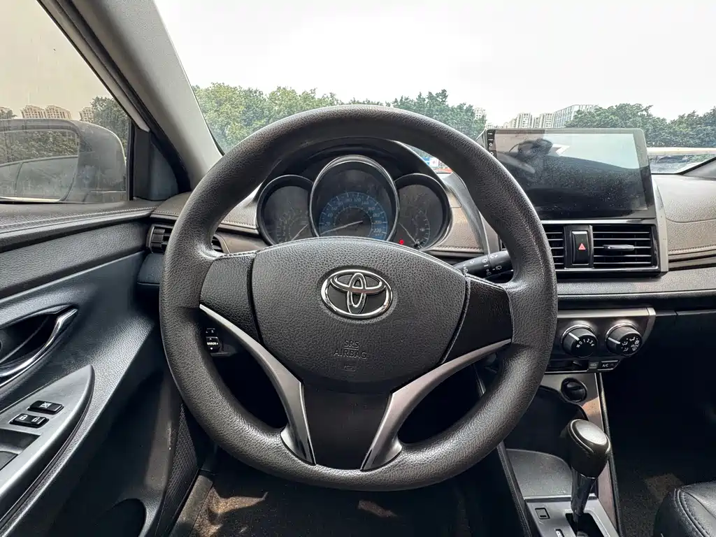 Toyota Yaris L 2016 — фото 8