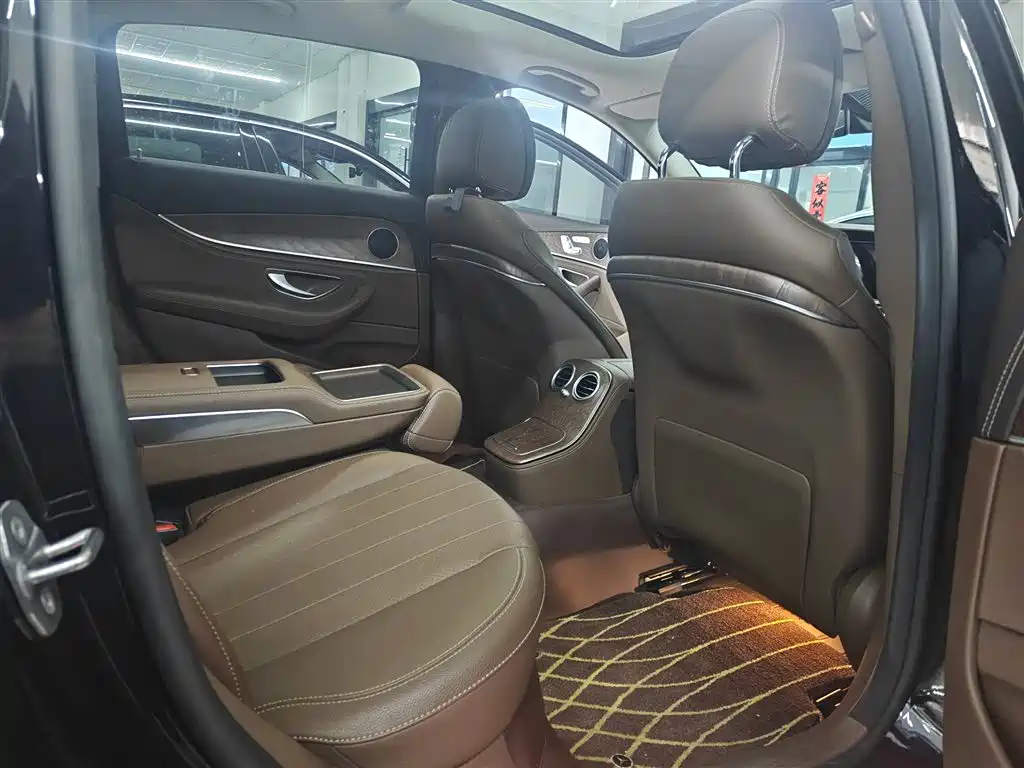 Mercedes-Benz E-Class 2023 — фото 6
