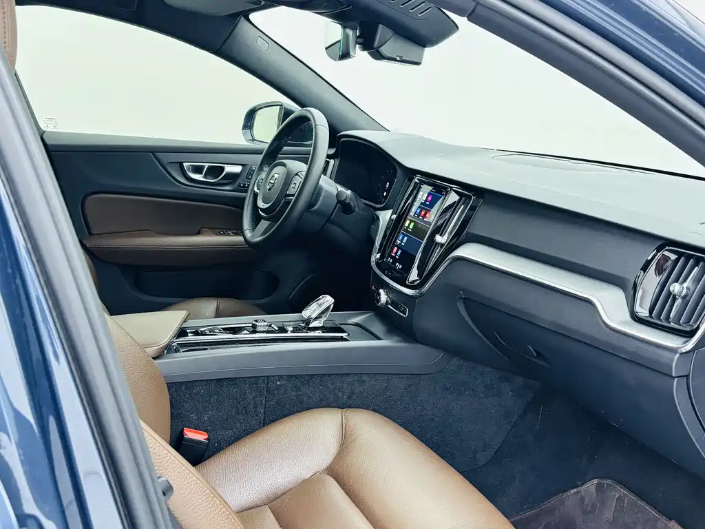 Volvo S60 2022 — фото 13