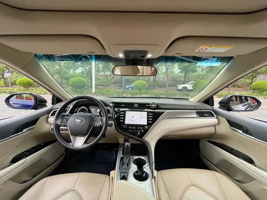 Toyota Camry 2018 — фото 12