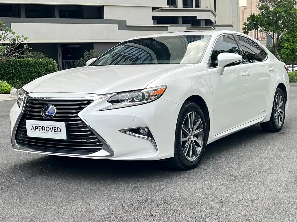 Lexus ES 2016 — фото 1