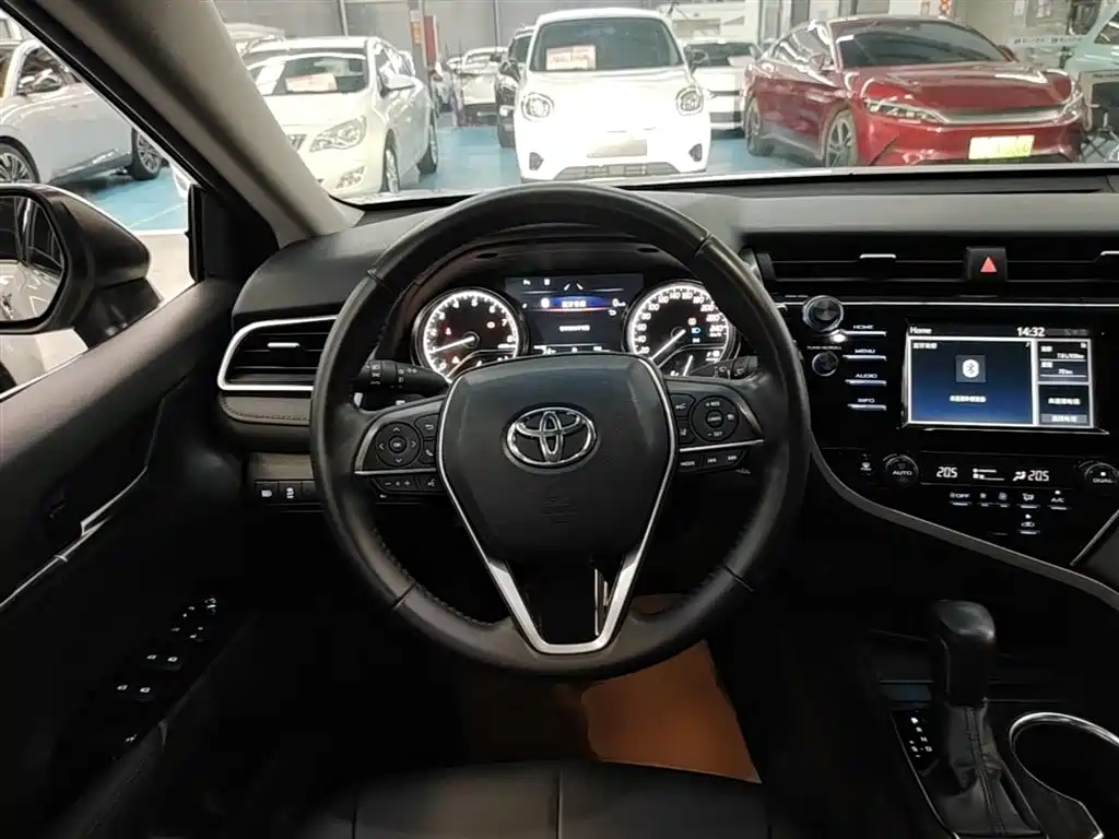 Toyota Camry 2018 — фото 11