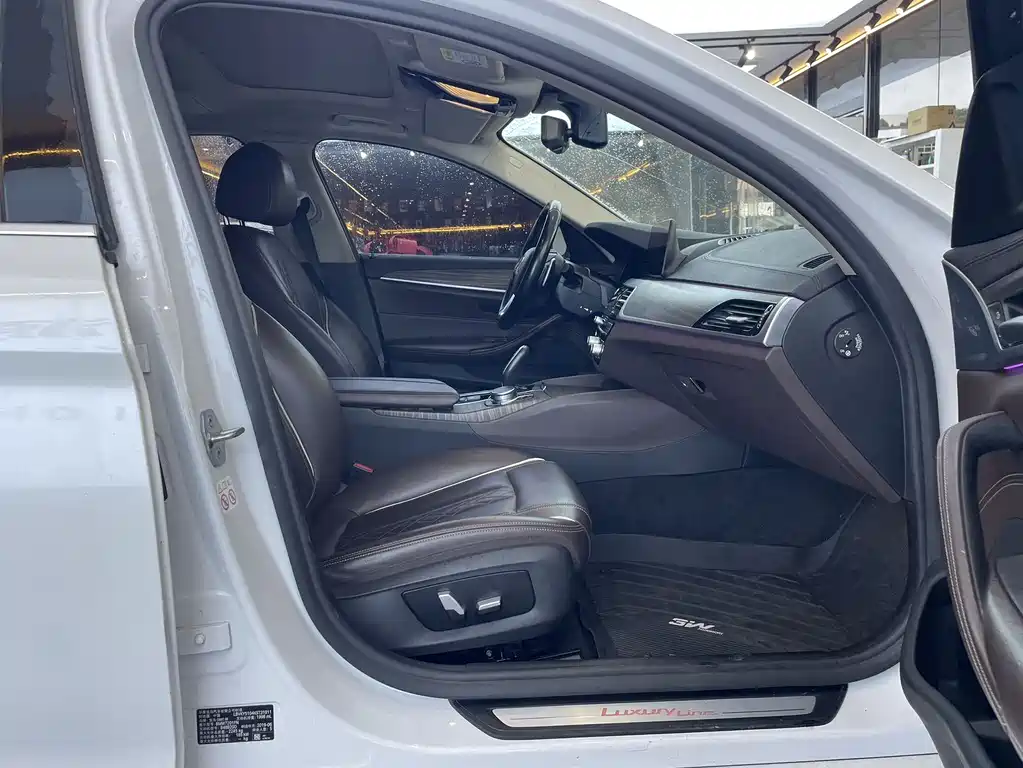 BMW 5 Series 2019 — фото 14