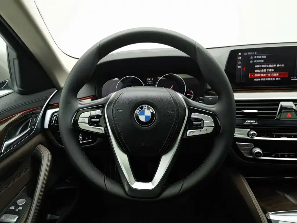 BMW 5 Series 2019 — фото 11