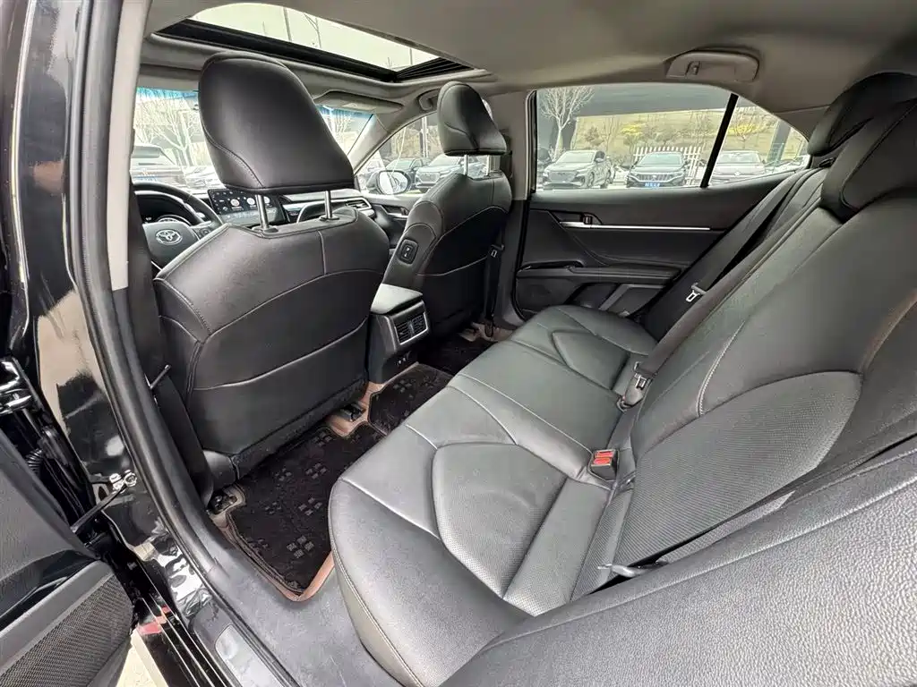 Toyota Camry 2022 — фото 13