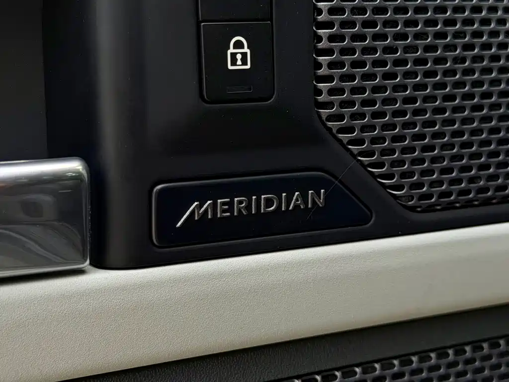 Land Rover Defender 2021 — фото 11