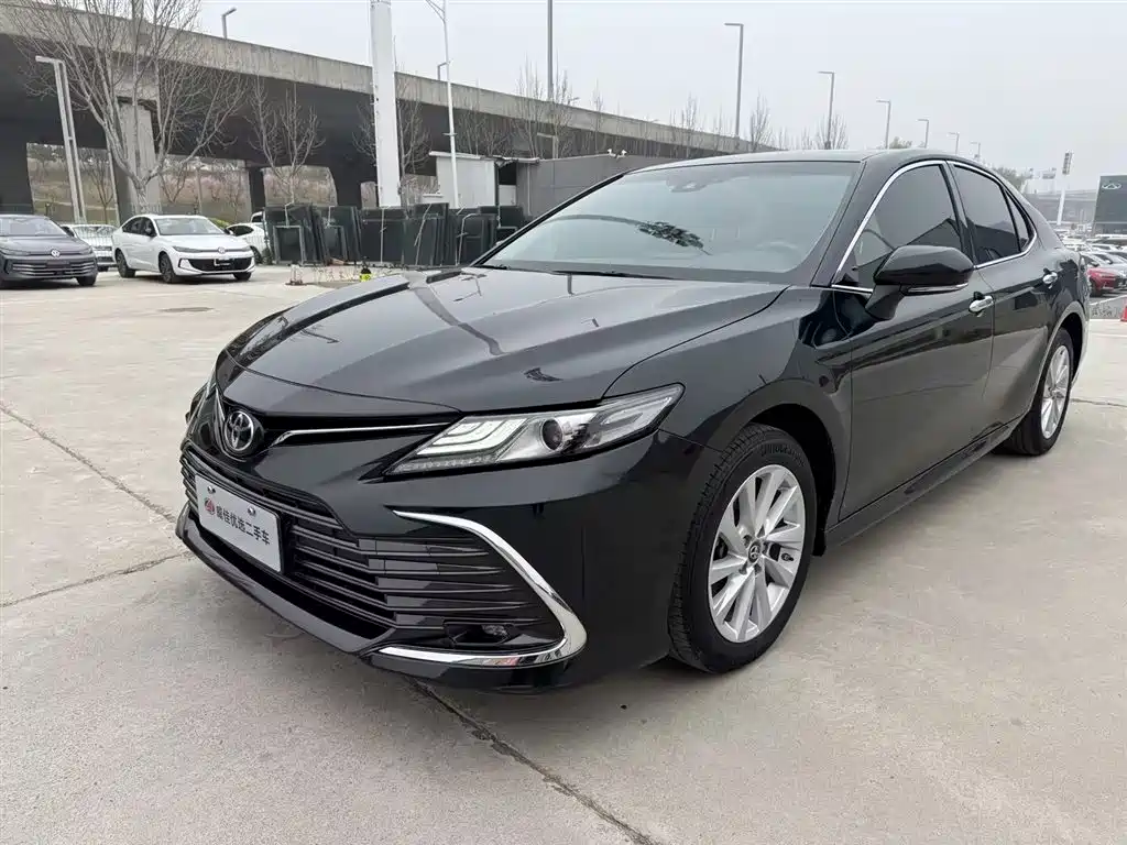 Toyota Camry 2022 — фото 1