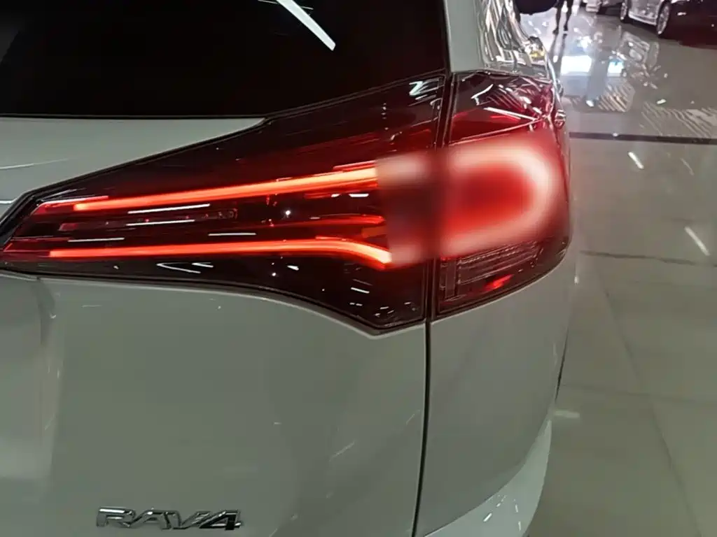 Toyota RAV4 2018 — фото 8