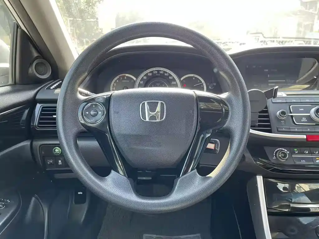 Honda Accord 2018 — фото 15