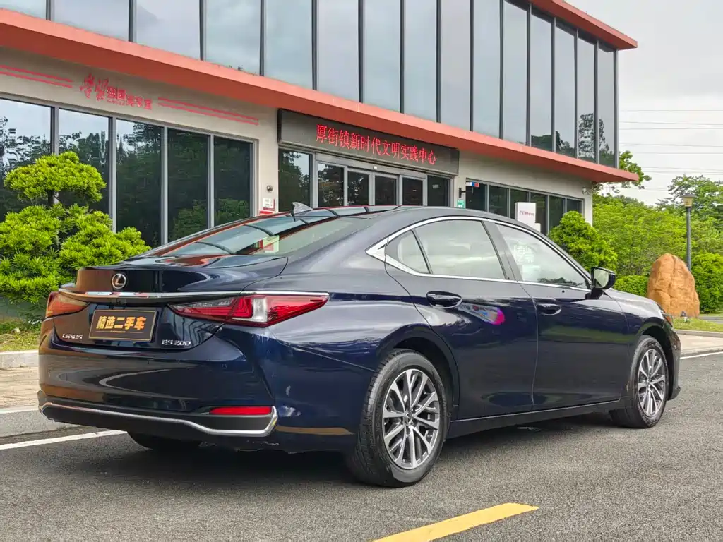 Lexus ES 2024