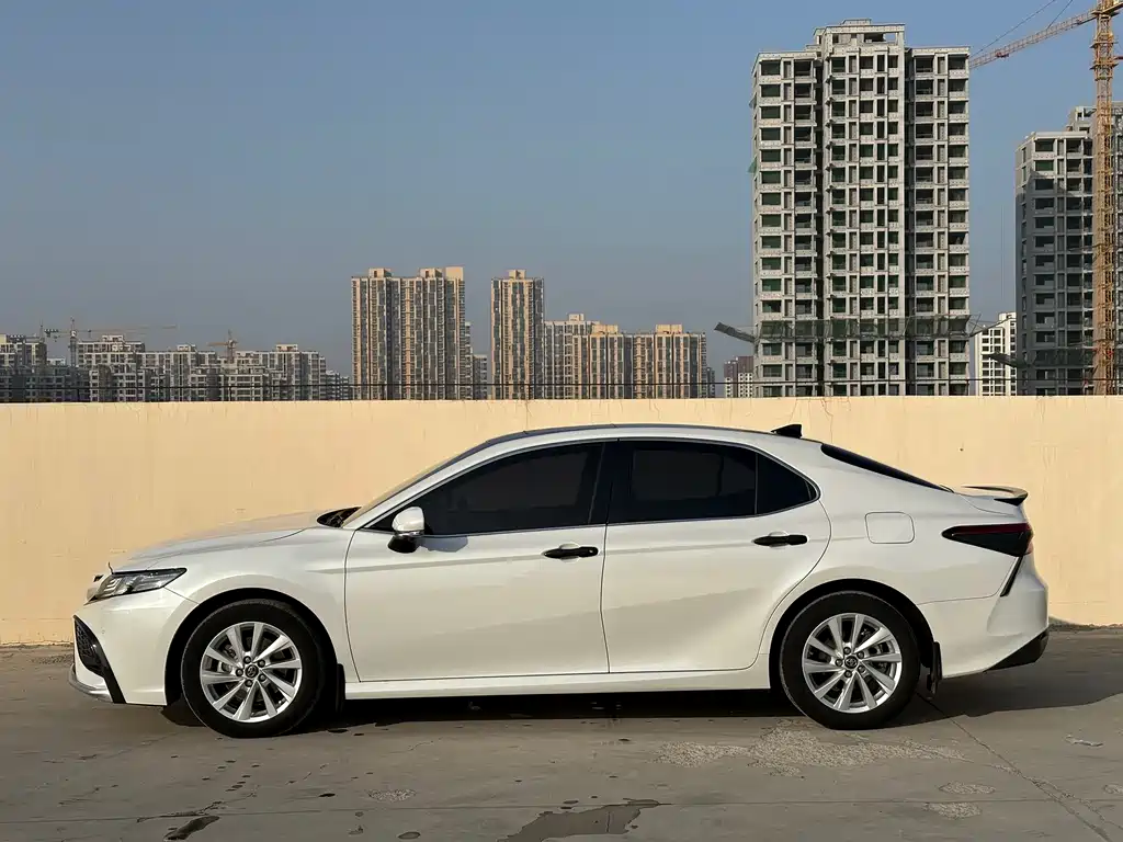 Toyota Camry 2023 — фото 13