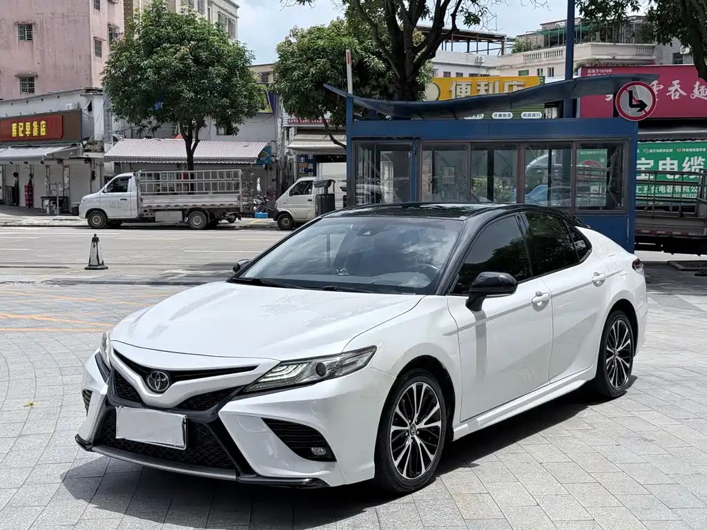 Toyota Camry 2018 — фото 1
