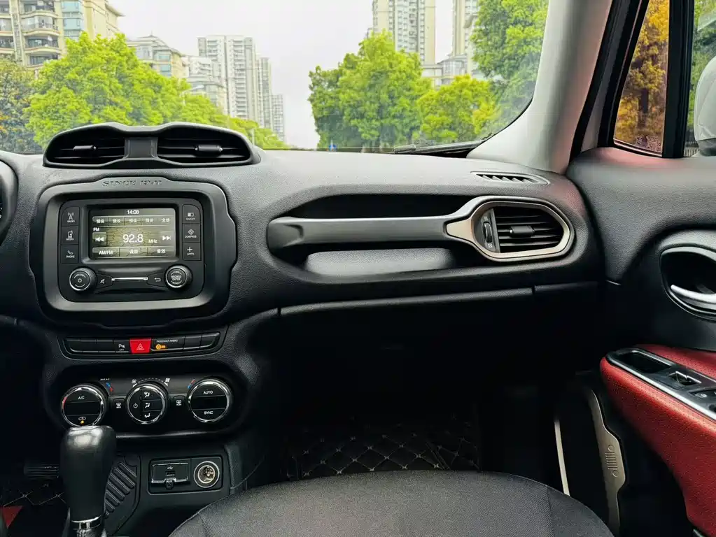 Jeep Renegade 2017 — фото 17