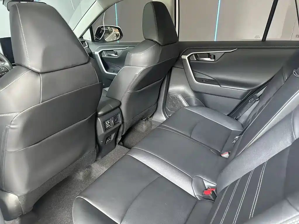 Toyota RAV4 2022 — фото 10