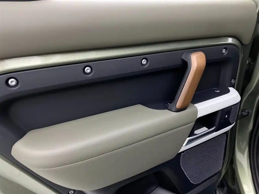 Land Rover Defender 2021 — фото 24