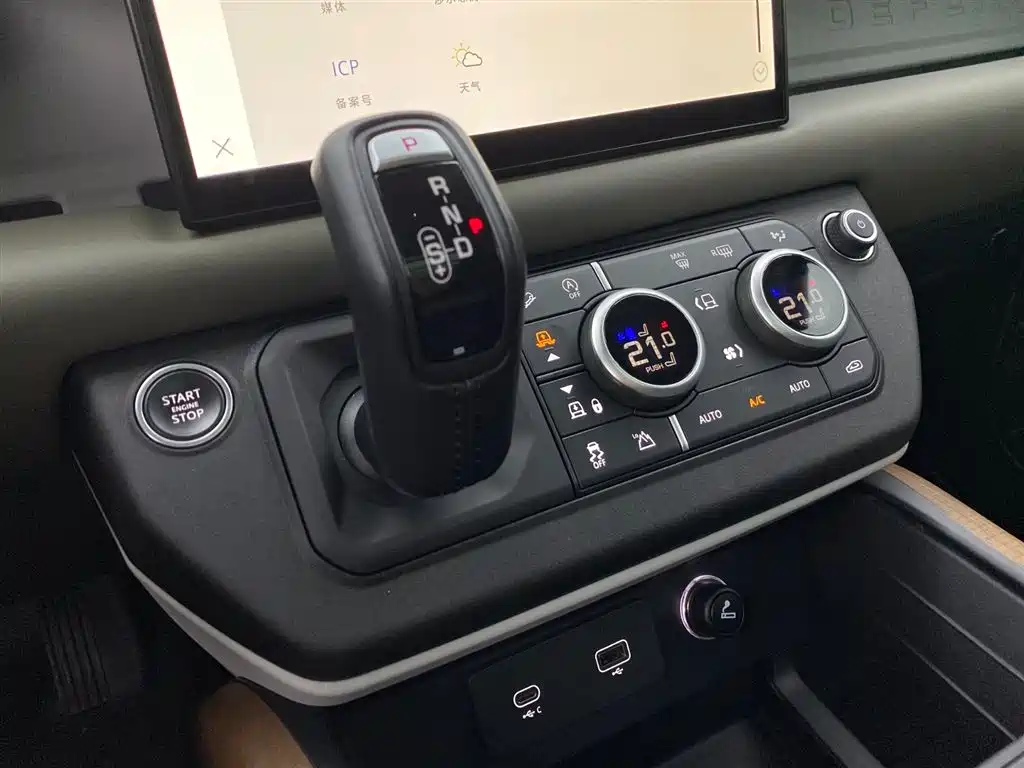 Land Rover Defender 2021 — фото 19