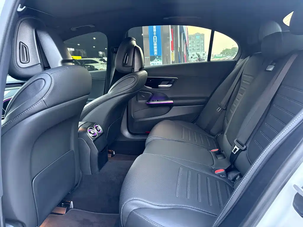 Mercedes-Benz C-Class 2025 — фото 12