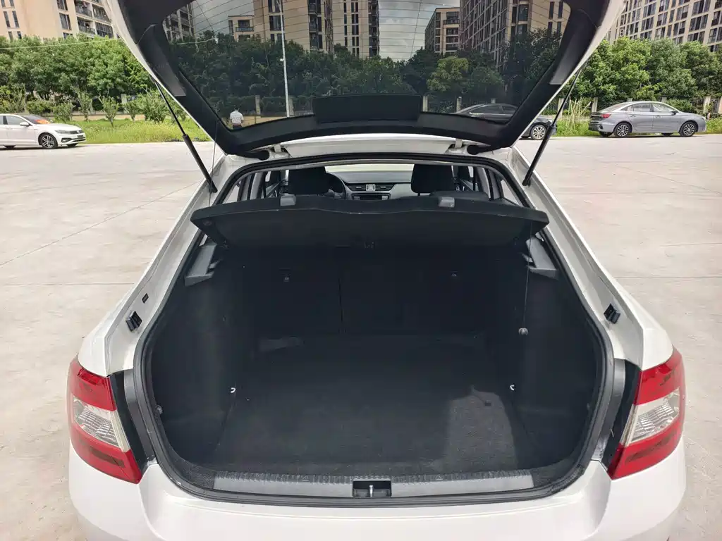 Skoda Octavia 2018 — фото 11