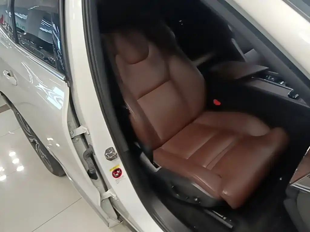 Volvo XC60 2021 — фото 25