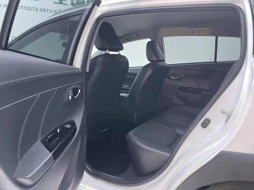 Toyota Yaris L 2023 — фото 24