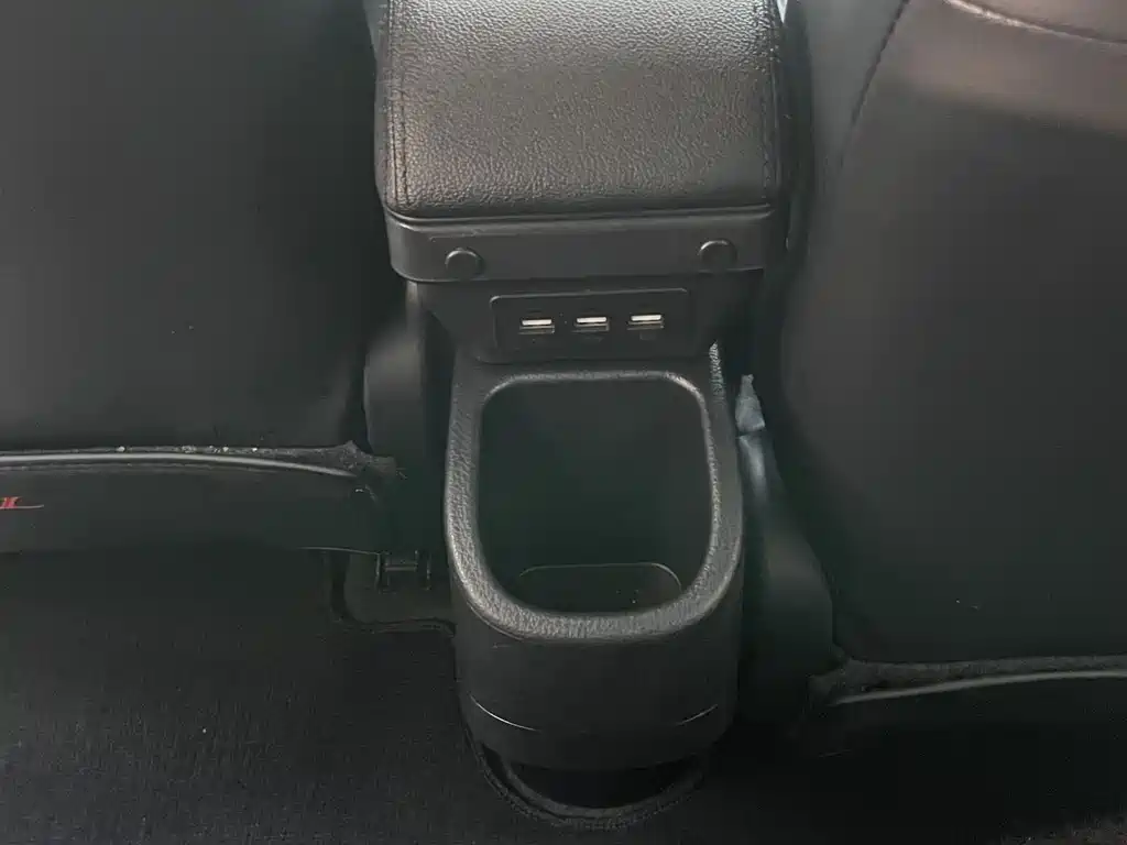 Toyota Yaris L 2023 — фото 16
