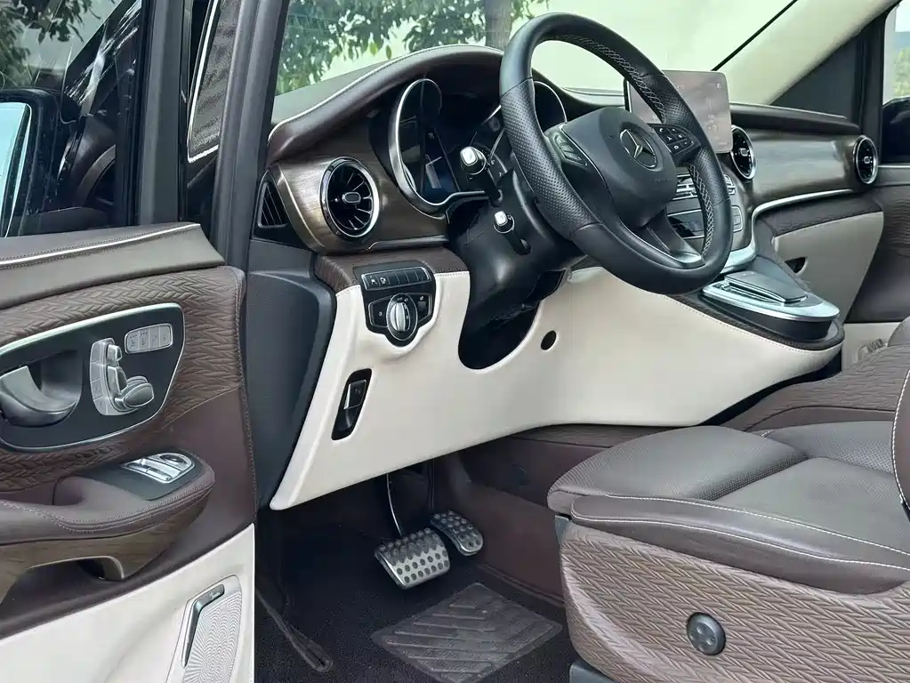 Mercedes-Benz V-Class 2023 — фото 9