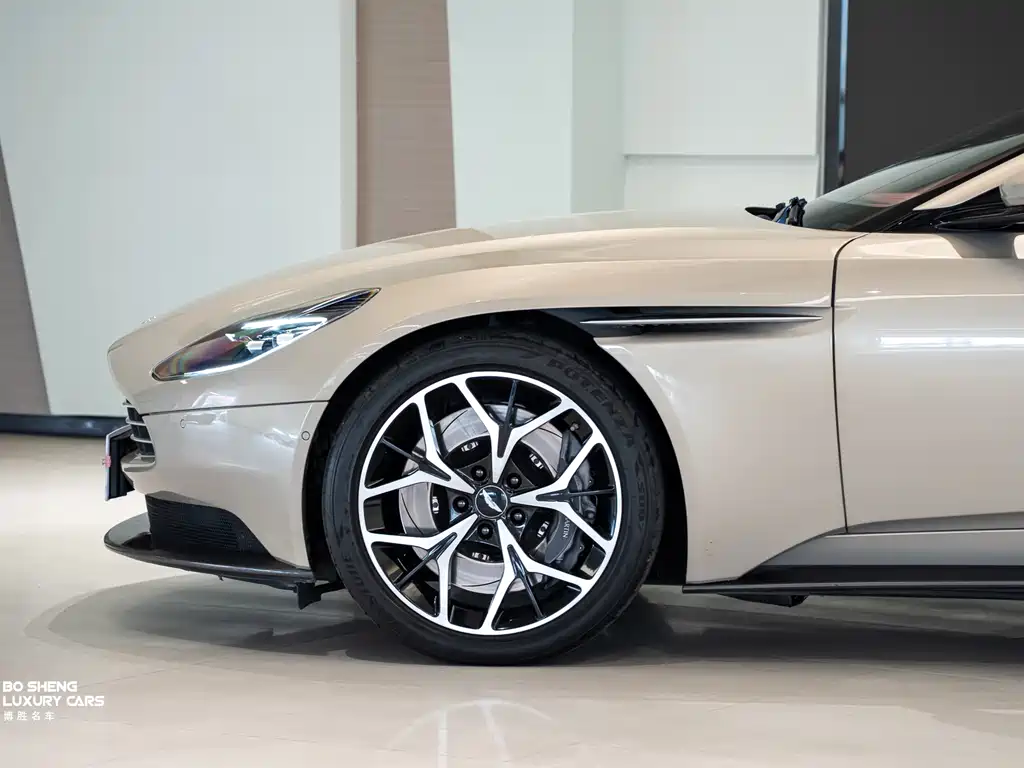 Aston Martin DB11 2018 — фото 6