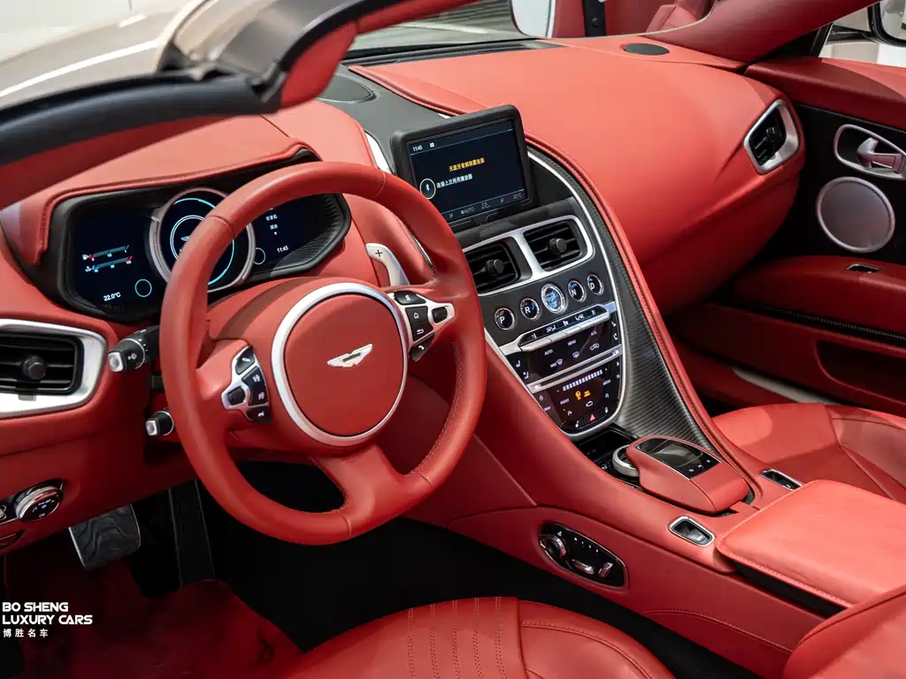Aston Martin DB11 2018 — фото 13