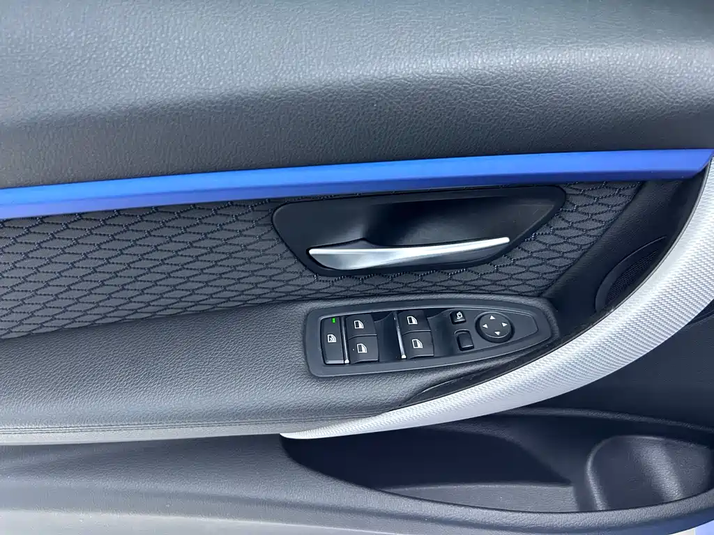 BMW 3 Series 2018 — фото 12