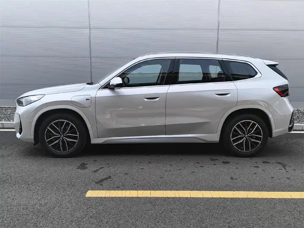 BMW iX1 2025