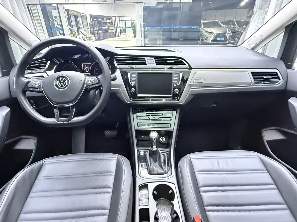 Volkswagen Touran 2023 — фото 18