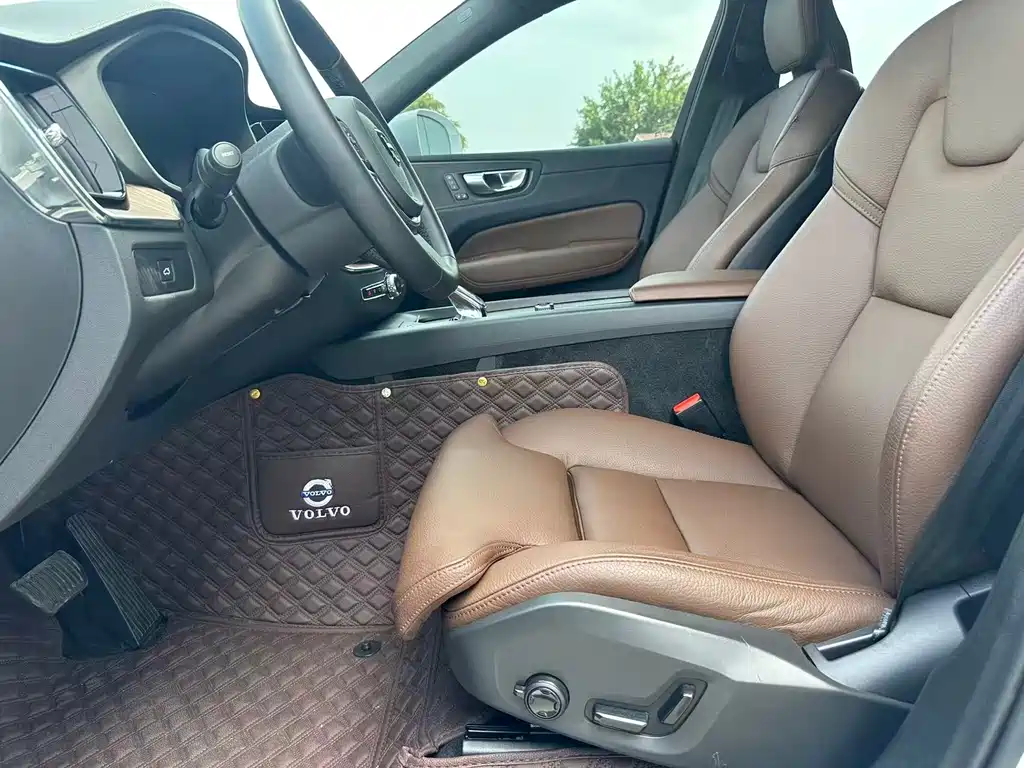 Volvo XC60 2023 — фото 11