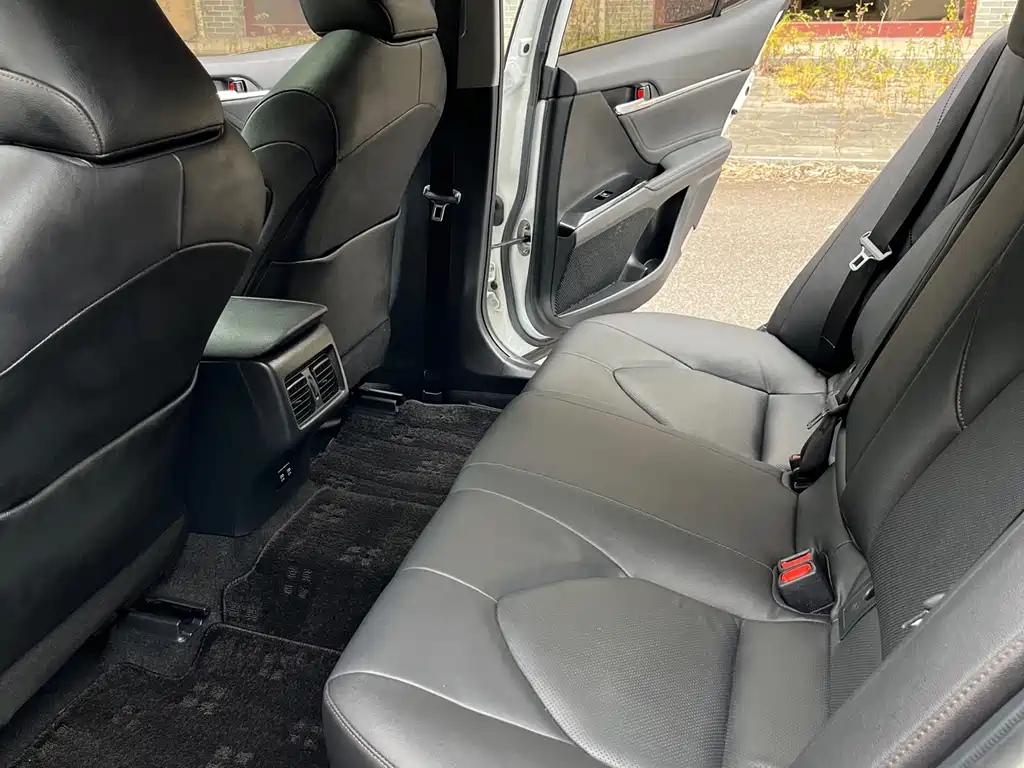 Toyota Camry 2019 — фото 10
