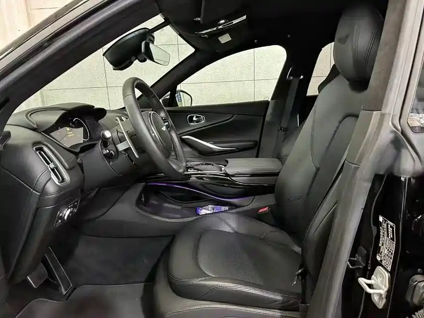 Aston Martin DBX 2021
