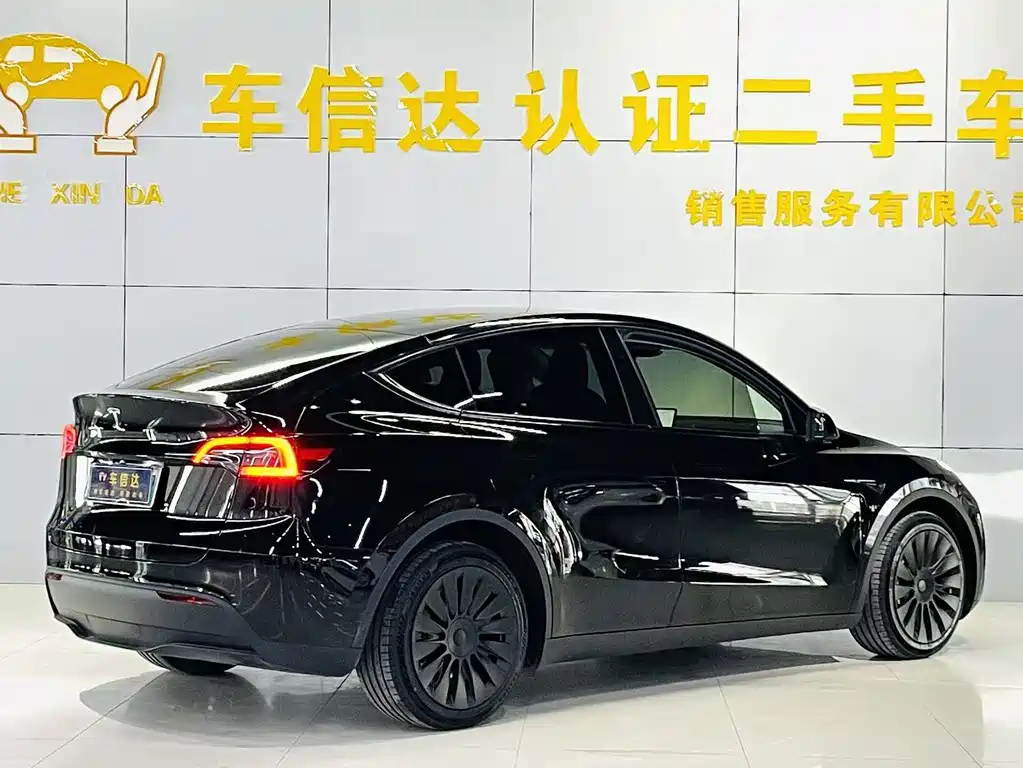 Tesla Model Y 2024