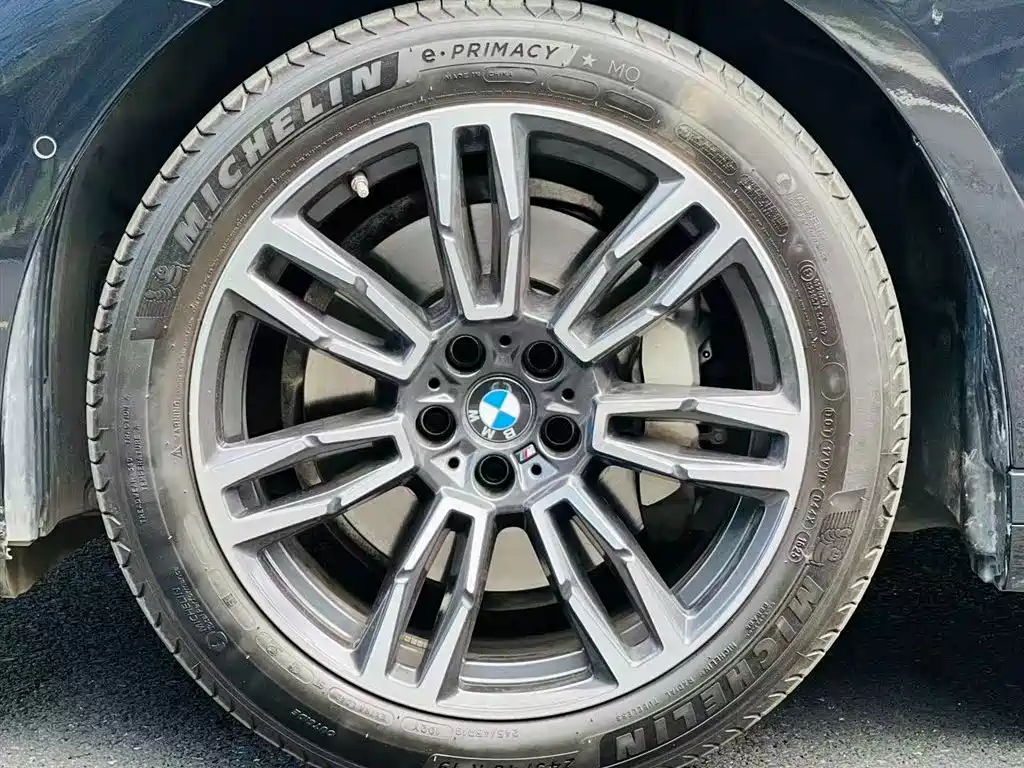 BMW 5 Series 2025 — фото 9