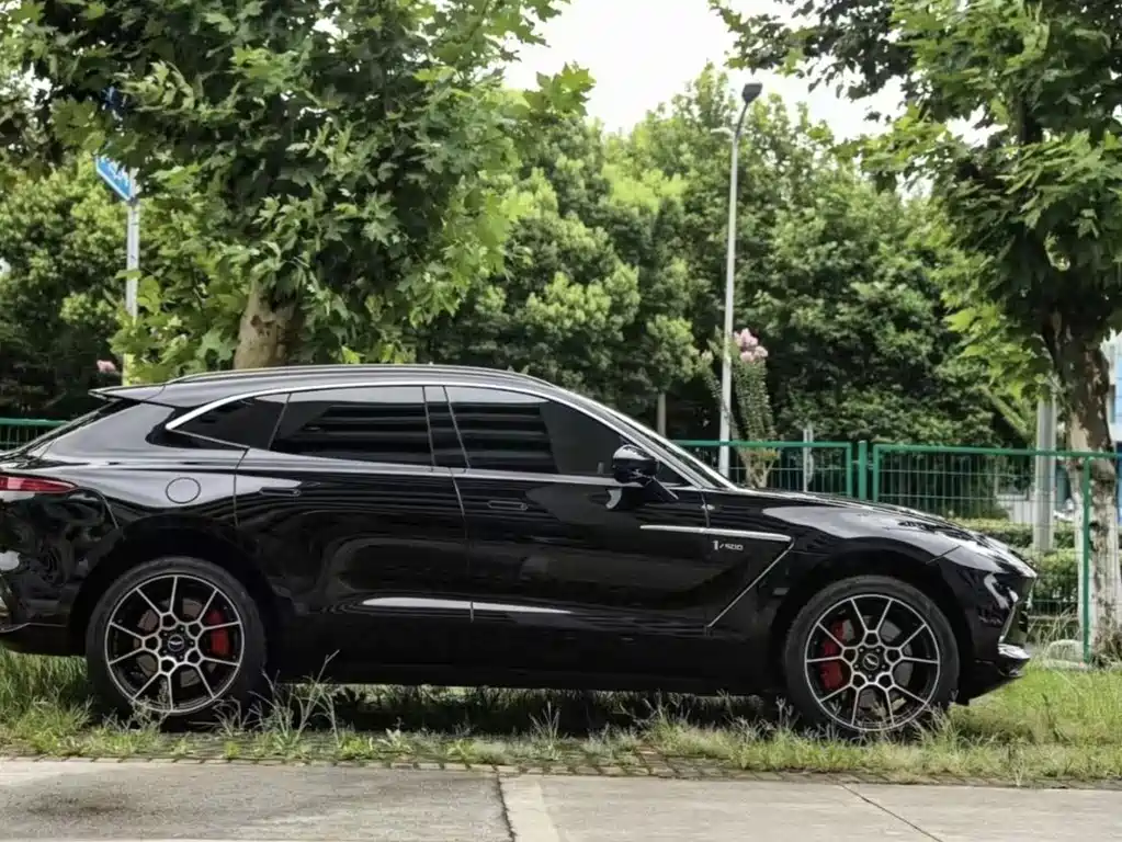 Aston Martin DBX 2021