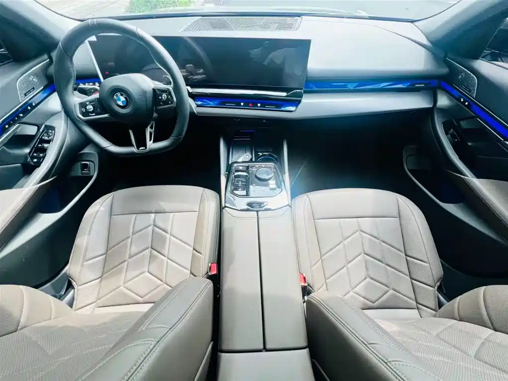 BMW 5 Series 2025 — фото 19