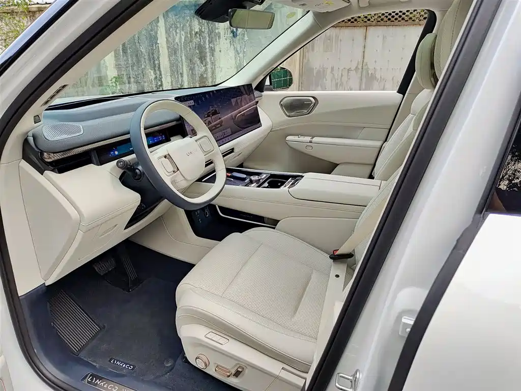 Lynk & Co 900 2025