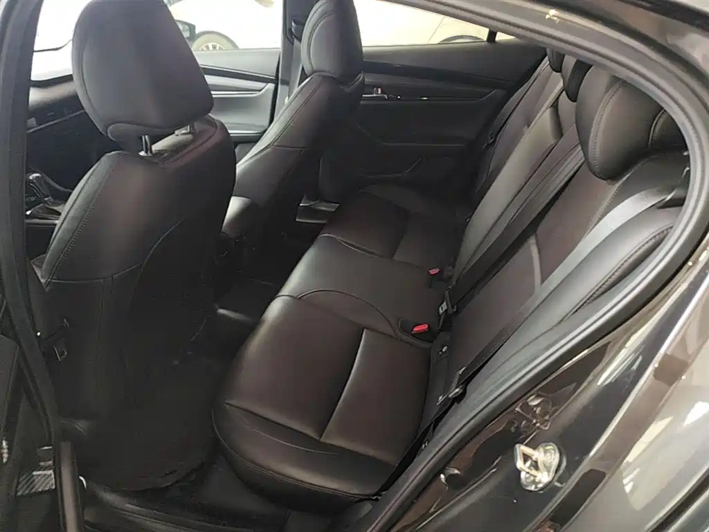 Mazda 3 Axela 2020 — фото 17