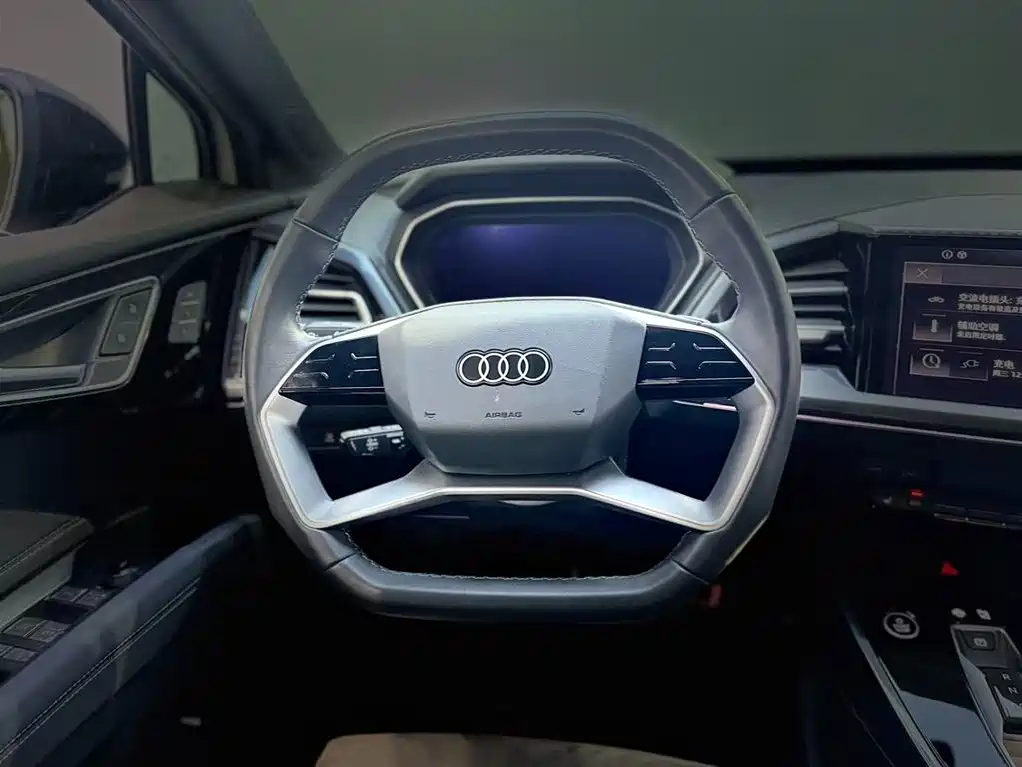 Audi Q4 e-tron 2023 — фото 16