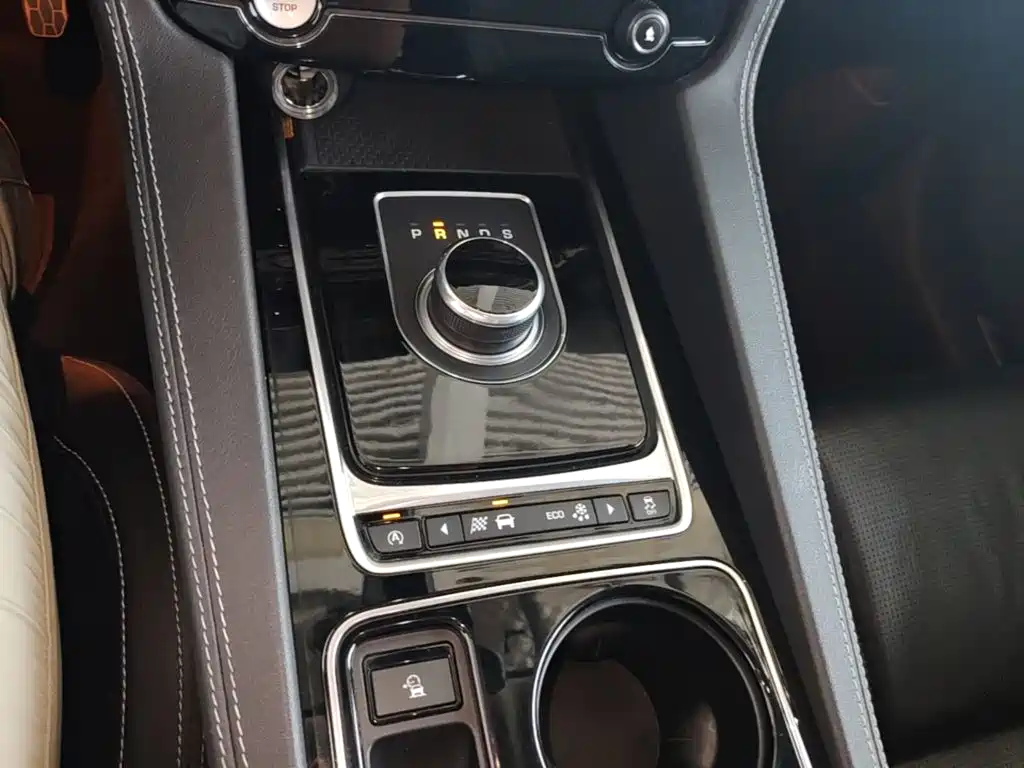 Jaguar F-PACE 2017 — фото 14