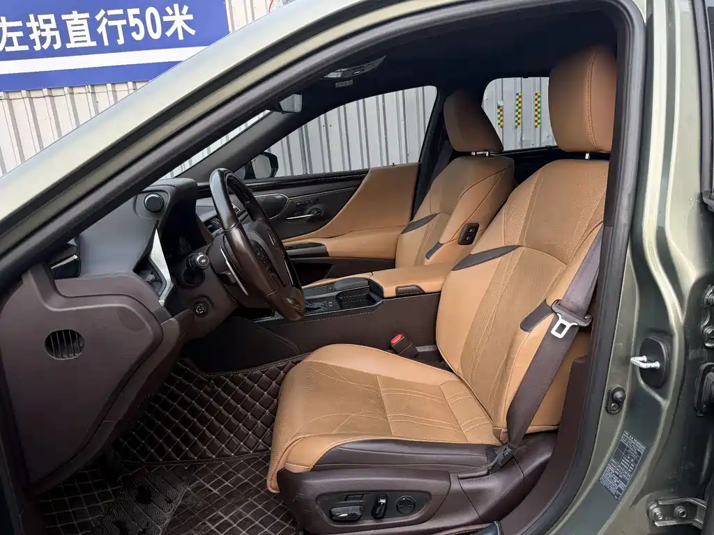 Lexus ES 2020 — фото 11