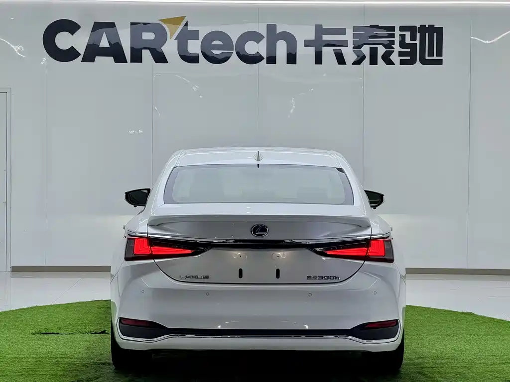Lexus ES 2018 — фото 19
