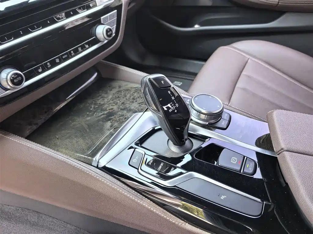 BMW 5 Series 2020 — фото 12